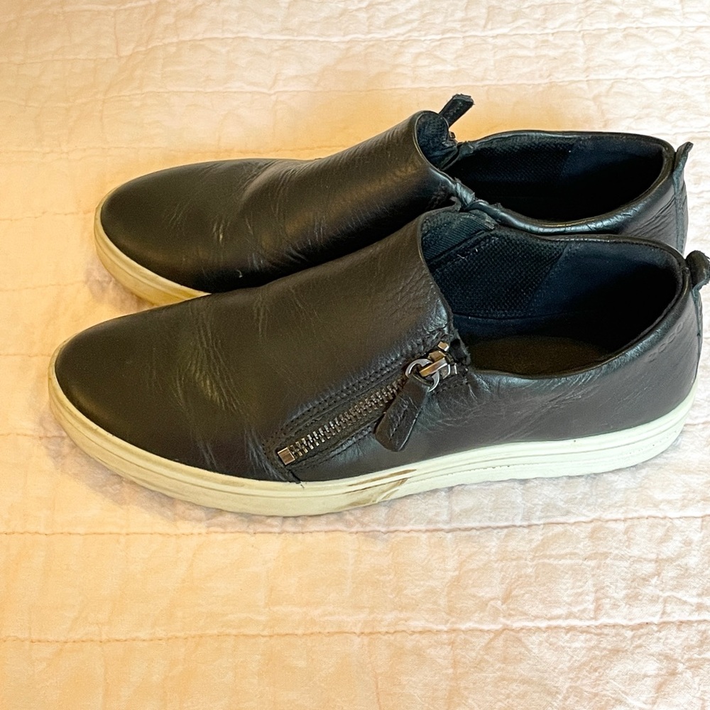 Black Leather Ecco Shoes with Zipper Detail
